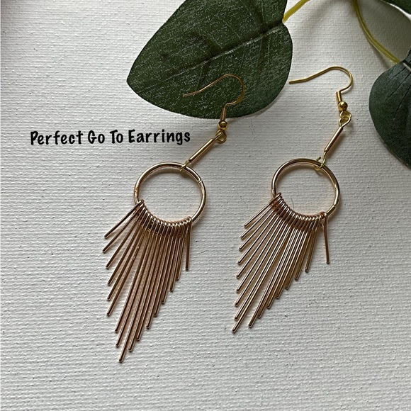 SALE🎉Fun Drop Dangling Earrings. Your “New” go to Earrings. Dangle Earring - Picture 1 of 6